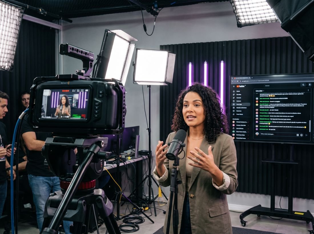 Apresentadora fazendo live em estúdio com câmera Blackmagic